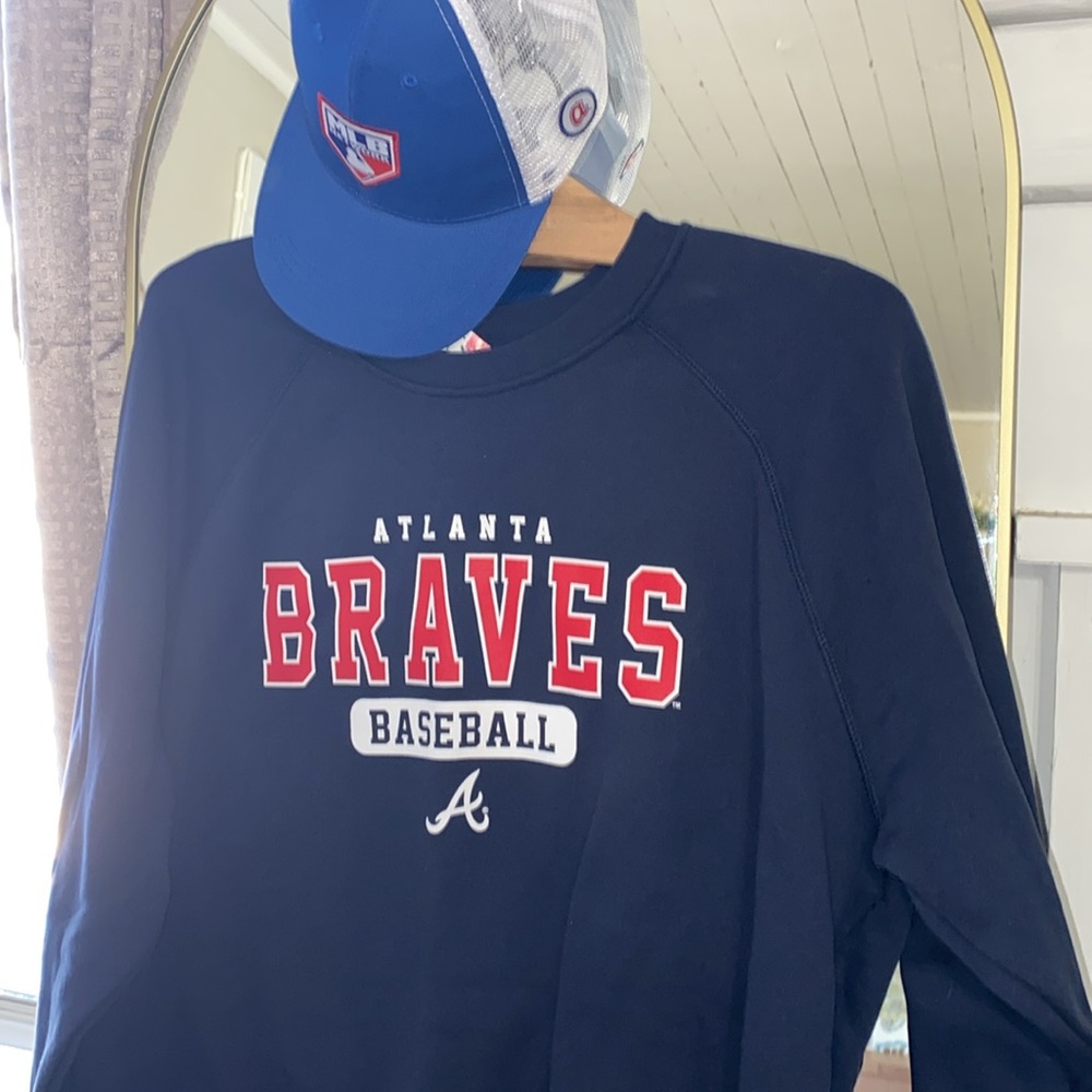 Atlanta BRAVES crewneck sweatshirt,and MLB/braves baseball cap bundle